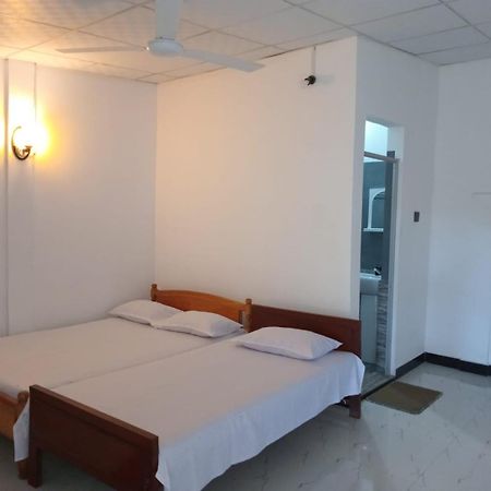 Amila Guest Hotel Trincomalee Exterior foto