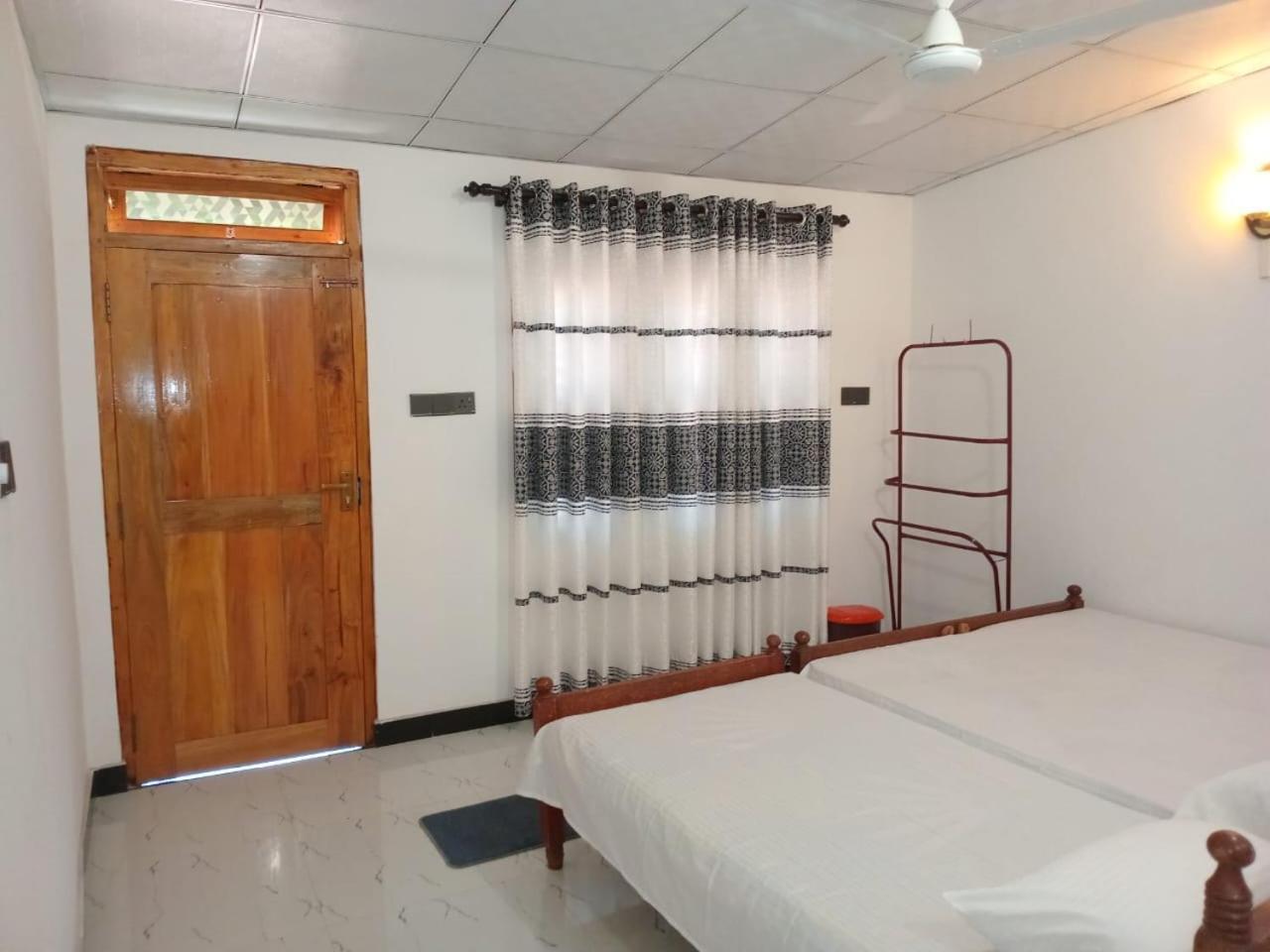 Amila Guest Hotel Trincomalee Exterior foto