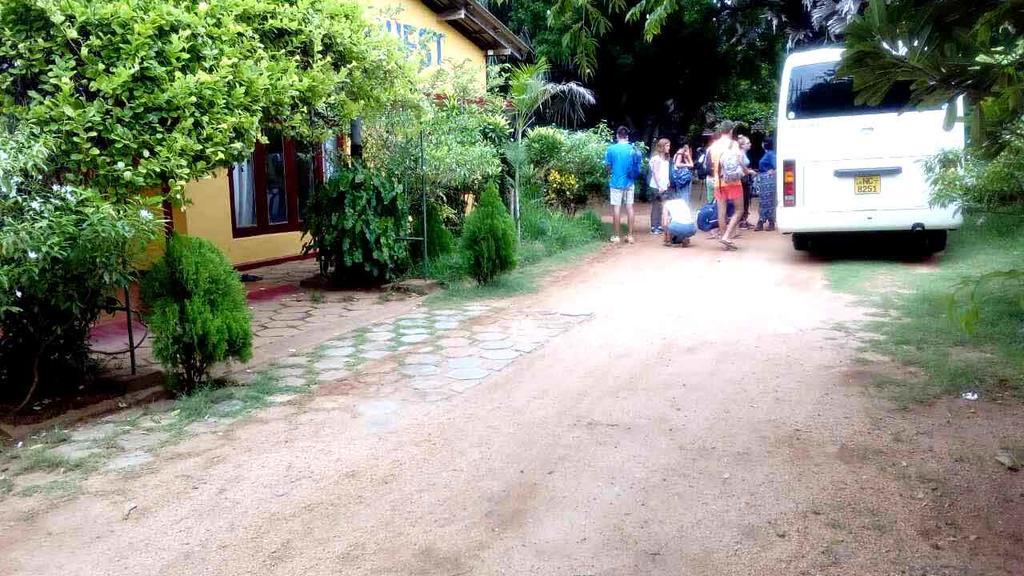 Amila Guest Hotel Trincomalee Exterior foto